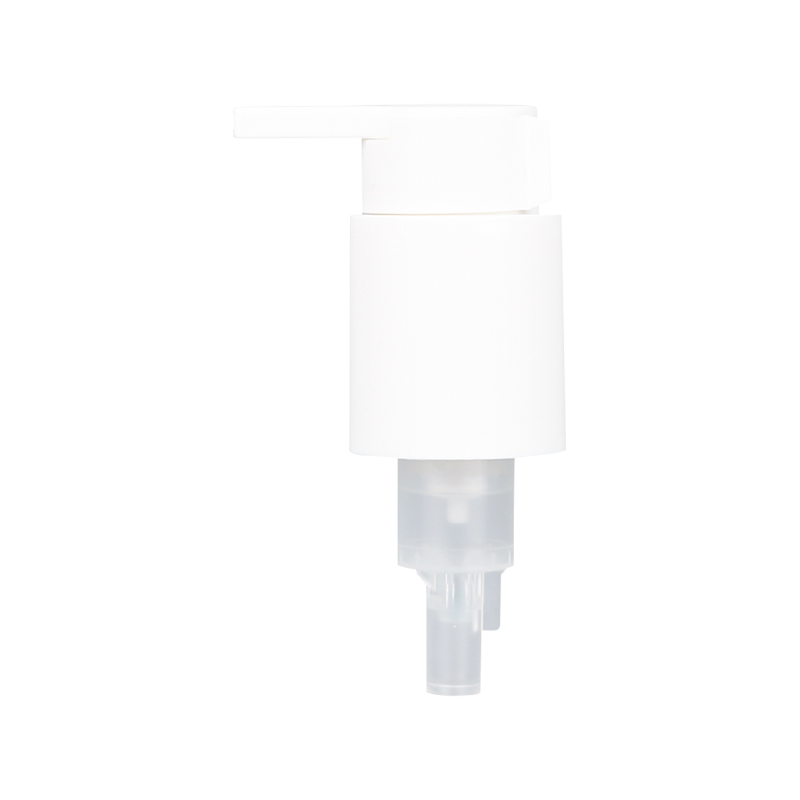 Pompe blanche à la crème à la main
