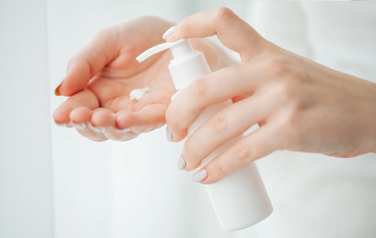 Comment la pompe à savon moussante a-t-elle un impact sur l'expérience utilisateur globale, en particulier en termes de facilité d'utilisation, de cohérence de la sortie en mousse et de commodité globale?